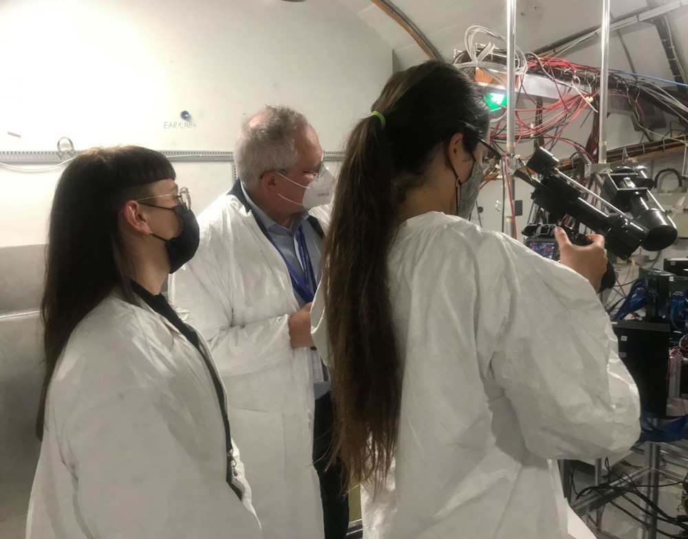 Chloé Delarue and Patricia Domínguez with physicist Alberto Mengoni at the n_TOF Experiment