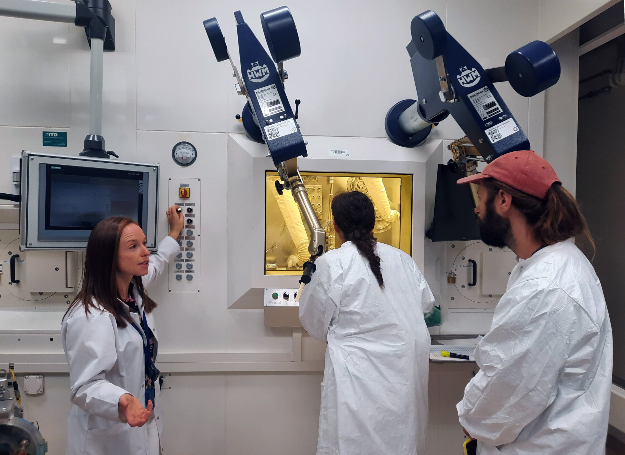 At the MEDICIS facility, artists Andrea Anner and Thibault Brevet alongside scientist Laura Lambert wear lab coats and discuss about the experiment